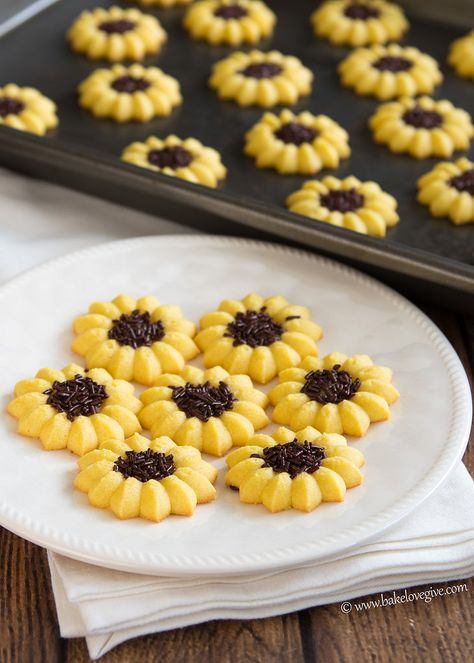 Lemon Sunflower Spritz Cookies Tea Cakes, بيتي فور, Sunflower Cookies, Spritz Cookies, Yellow Foods, Cookie Press, Snacks Für Party, Wedding Cookies, Monster Cookies