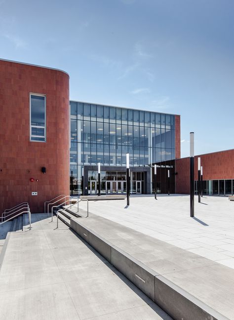 Gallery of Back of the Yards High School / STL Architects - 4 Outside Of School Building, School Aesthetic Outside, School Yard Aesthetic, High School Exterior, High School Architecture, School Outside, Outside School, Hig School, School Street