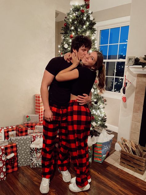 Christmas Couple Photos, Christmas Couple Pictures, Matching Christmas Outfits, Couple Pajamas, Cute Date Ideas, Matching Christmas Pajamas, Cute Couple Outfits, Couple Goals Teenagers, Cute Relationship Photos