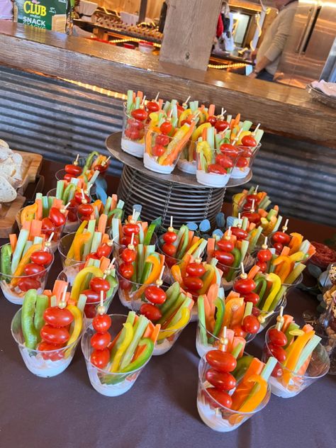 Inflatable Serving Bar Ideas, Birthday Food Menu Ideas, Catering Plates Ideas, Farmers Market Snacks, Farmers Market Party Food, Veggie Cups For Party, Veggie Catering, Veggie Cups With Dip, Catering Display Buffet