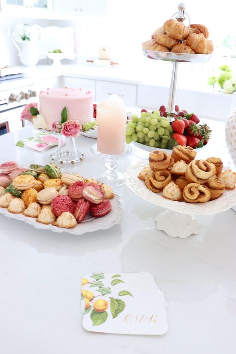 How to Create a Beautiful Spring Brunch Tablescape - The Do's & Don'ts Bridesmaids Brunch Ideas, Spring Brunch Tablescape, Table Set Up Ideas, Brunch Mesa, Brunch Decorations, Kristy Wicks, Brunch Table Setting, Brunch Tablescape, Set Up Ideas