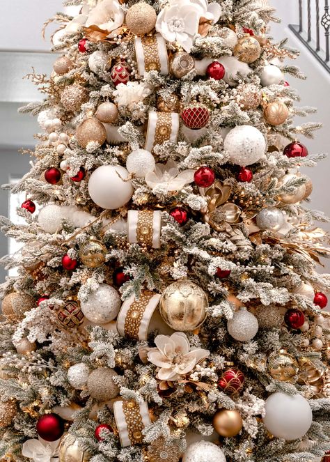 Decorating a Classic Red and Gold Christmas Tree Gold And White Christmas Tree, Christmas Tree Colour Scheme, Gold And White Christmas, Elegant Christmas Tree Decorations, Christmas Tree Inspo, Gold Christmas Tree Decorations, Gingerbread Christmas Tree, Red And Gold Christmas Tree, Christmas Tree Decorating Themes