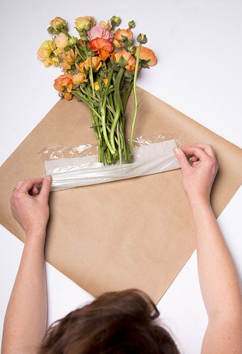 Wrap A Bouquet, Brown Paper Wrapping, Arranging Flowers, Diy Flores, Flower Truck, Bouquet Preservation, How To Wrap, Bouquet Wrap, Cut Flower Garden