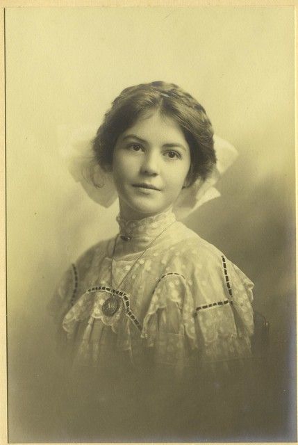 Pretty Victorian | Found photo artifact. | Rick Lloyd | Flickr Grafika Vintage, Foto Portrait, Old Portraits, Victorian Photos, Old Photography, Portrait Photos, Victorian Women, Foto Vintage, Vintage Portraits