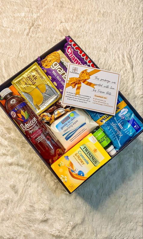 A gidt box containing care items to make gloomy period days easier Care Package Ideas Girlfriend, Period Care Package For Girlfriend, Period Box Ideas For Girlfriend, Period Box Ideas, Period Care Package, Period Party, Bd Ideas, Period Box, Period Days