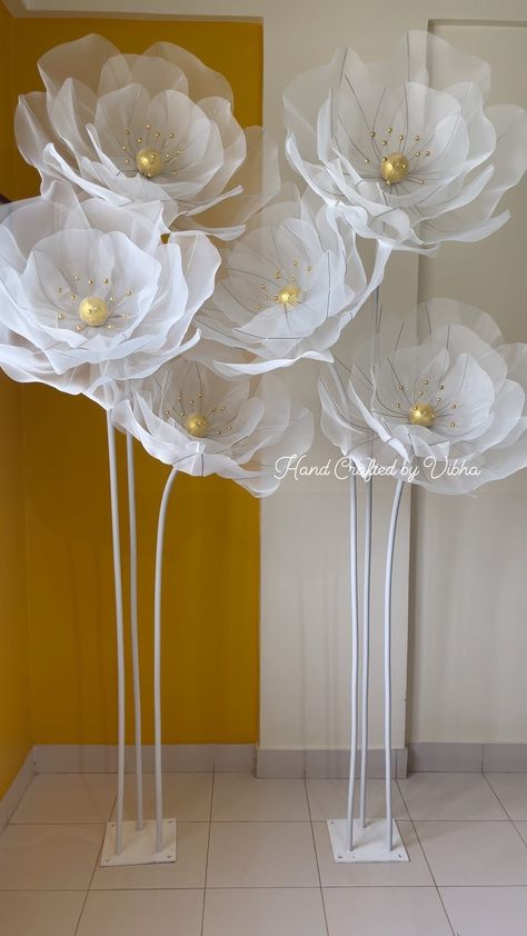 Pretty flowers, our love is like pretty flowers, we were made to last …..🌼🌼 Pretty daisies bloomed in my garden Giant daisies for event… | Instagram Flower Decorations Party, Diy Giant Flowers, Giant Flowers Wedding, Giant Flower Backdrop, Giant Flowers Diy, Huge Flowers, Paper Projects Diy, Party Decoration Ideas, Easy Paper Flowers