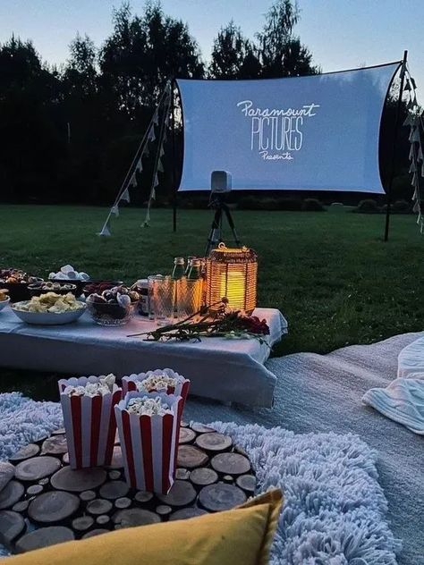 How to Have the Ultimate Home Movie Night Backyard Movie Night Party, Outside Movie, Movie Night Gift Basket, Movie Night Gift, Movie Night Birthday Party, Dream Dates, Eksterior Modern, Backyard Movie Nights, Outdoor Movie Nights