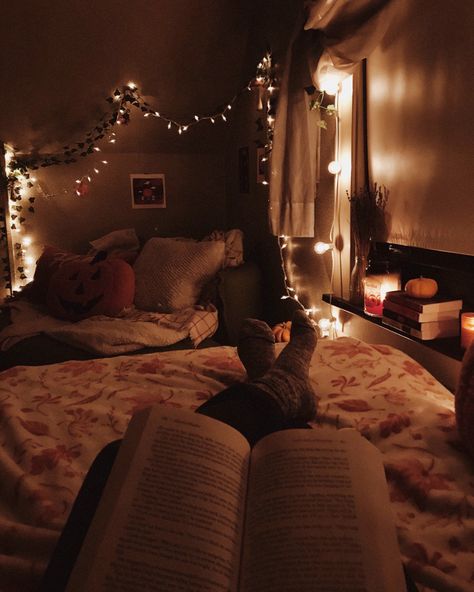 Cozy Book Aesthetic Bedroom, Cozy Autumn Bed, Cosy Autumn Bedroom Aesthetic, Cozy Asethic, Cozy Bedroom Books, Bedroom Fall Aesthetic, Fall Cozy Bedroom Aesthetic, Cosy Night Aesthetic, Warm And Cozy Bedroom Ideas