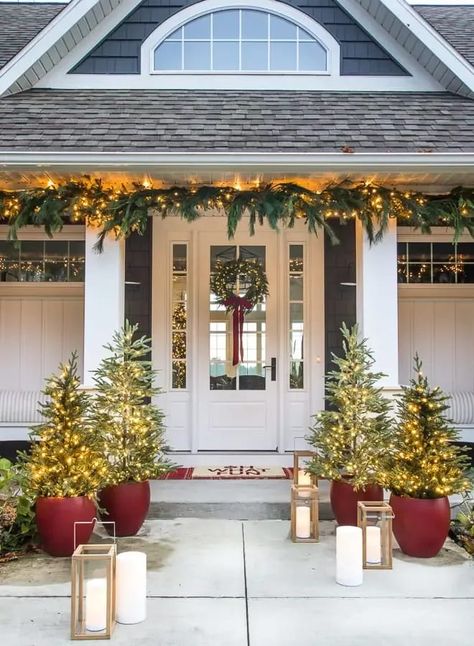 Front porch christmas decorations red planters with trees and wreath on a white front door Exterior Christmas Decorations, Exterior Christmas, Front Porch Christmas, Winter Porch, Christmas Front Porch, Christmas Porch Decor, Christmas Front Doors, Porte Decorate, Front Porch Christmas Decor