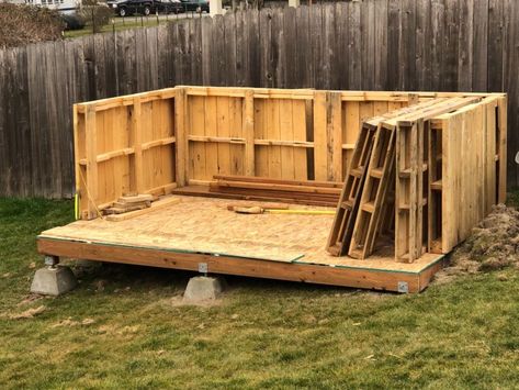 Diy Shed From Pallets, Whole Pallet Projects, Pallet Cabin Diy, Best Tiny House Layout, Diy Pallet Shed, Pallet Repurpose, Casa In Pallet, Pallet House Plans, Pallet Cabin