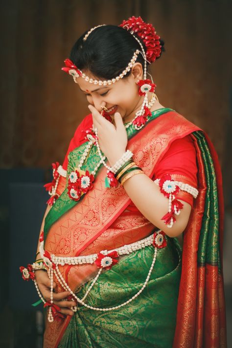 Maternity Photography Poses Traditional, Srimantham Photoshoot Indian, Dohale Jevan Photography Poses, Maternity Traditional Photoshoot, Dohale Jevan Marathi Look, Baby Shower Poses Mom, Baby Shower Pics Indian, Baby Shower Poses Indian, Baby Shower Couple Photoshoot