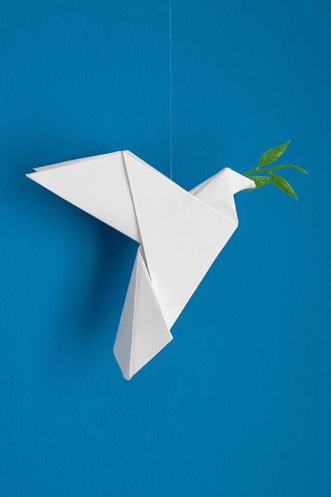 DIY origami peace dove | The Crafty Gentleman Origami Dove Easy, Prince Of Peace Craft, Dove Crafts For Kids, Peace Dove Craft, Origami Birds Hanging, Oragami Birds, Dove Origami, Dove Craft, Spring Origami