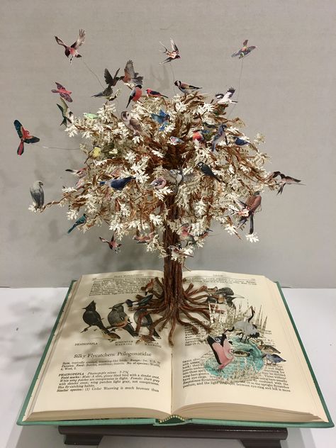 Altered Book Sculpture, Book Art Ideas, Book Paper Crafts, Book Dioramas, Book Pages Art, Book Diorama, Old Book Art, Azure Lane, Old Page