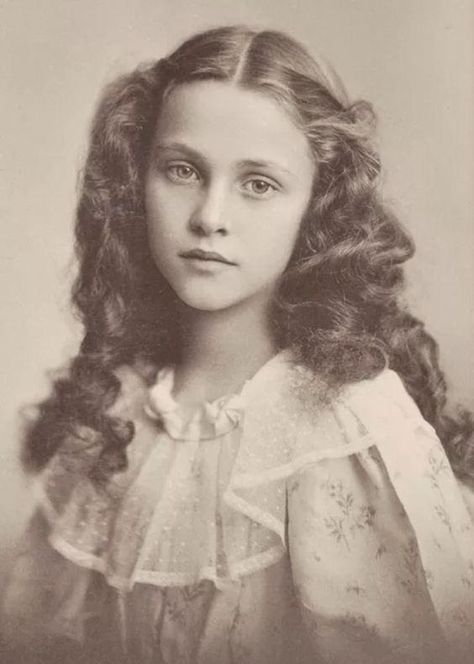 Beautiful Victorian Girl | Vintage | FinnCamera | Flickr Sejarah Kuno, Victorian Photography, Vintage Foto's, Istoria Artei, Vintage Children Photos, Victorian Portraits, Old Portraits, Colorized Photos, Victorian Photos