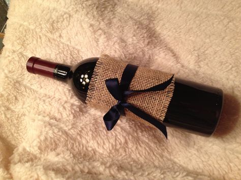 Dress up a housewarming bottle of wine wrapped in burlap and tied w/ a pretty bow!  Add a note for a personalized touch. How To Gift Wrap Bourbon Bottle, Wine Wrapping, Bottle Gift Wrapping, Wine Wrap, Table Labels, Wrapped Wine Bottles, Wedding Wine Bottles, Wine Bottle Design, Total Wine