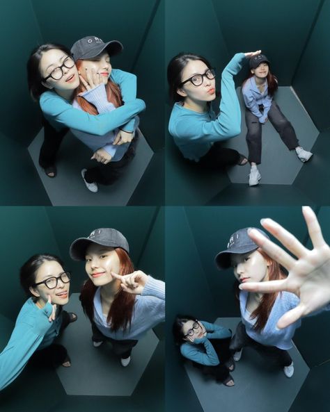 Photo Booth Poses Couple, Photobox Pose, Ryujin And Yeji, Group Picture Poses, Sisters Photoshoot Poses, Futurisme Retro, Studio Poses, Photobooth Pictures, Studio Photography Poses