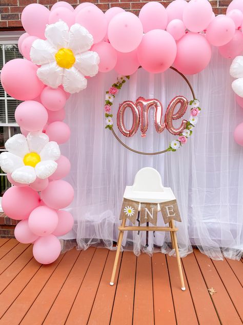 1st Birthday Backdrop Girl, Flower Theme 1st Birthday Party, 1st Birthday Girl Backdrop Ideas, Decoration For First Birthday Girl, Daisy Backdrop Party Ideas, Outdoor 1st Birthday Party Decorations, First Birthday Simple Decorations, Diy First Birthday Backdrop, Daisy 1st Birthday Party Decorations