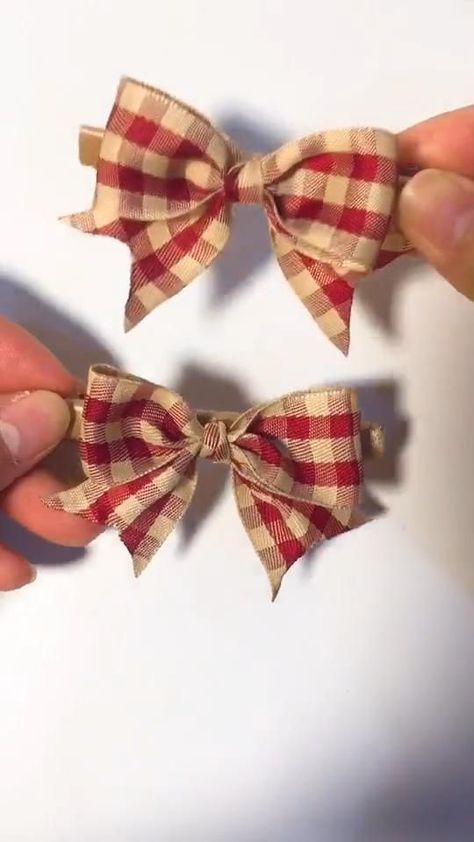 Diy Bow Barrette, How To Make A Bow Barrette, Simple Christmas Bows Diy, How To Make A Bow With Cloth, Fall Hair Bows Diy, Home Made Hair Accessories, Bow Barrette Diy, Wired Ribbon Crafts Diy Projects, Diy Fabric Bow Tutorial