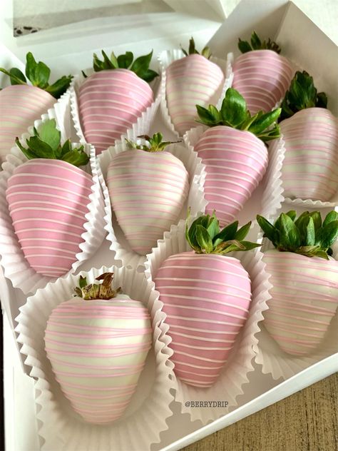 Simple chocolate covered strawberries with light pink💕 Coated Strawberries, Pink Party Foods, Tårta Design, حفل توديع العزوبية, Sweet Sixteen Birthday Party Ideas, Chocolate Covered Treats, Pink Birthday Party, Pink Chocolate, Sweet Sixteen Birthday