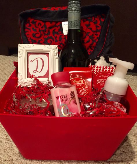 Red themed Christmas basket. Contents include: a candle, bottle of wine, bath & body works goodies, chocolates, pajamas, personalized picture frame... ❤️ Burgundy Gift Basket Ideas, Xmas Basket Gift Ideas For Best Friend, Burgundy Basket Ideas, Red Themed Basket, Mini Christmas Baskets, Bath And Body Works Raffle Basket, Christmas Gift Baskets For Girlfriend, Red Birthday Basket, Red Basket Gift Ideas For Boyfriend