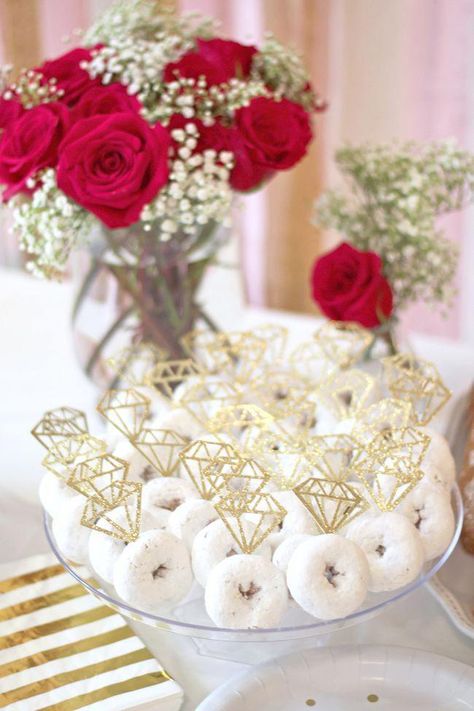 White Themed Bridal Shower Decor, Diy Brunch Party Decorations, Donut Wedding Shower Ideas, Bridal Shower Ideas Donut, Brunch Themed Bridal Shower Ideas Food, Bridal Shower In Restaurant, Fun Bridal Shower Decor, Bridal Brunch Day Of Wedding, Brunch Food For Bridal Shower Mornings