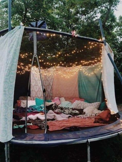 Parents are transforming their old trampolines into comfy summer dens – and they look amazing Grinch Christmas Decorations Outdoor, Summer Party Decorations Diy, Summer Outdoor Party Decorations, Outdoor Party Decorations Diy, Outdoor Christmas Decorations Lights, Diy Yard Decor, Outdoor Christmas Decorations Yard, Diy Summer Decor, Summer Outdoor Party