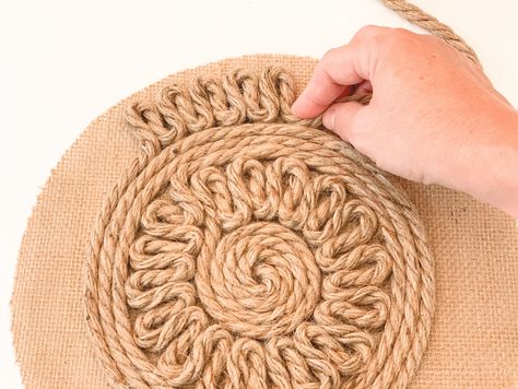 Diy Jute Charger, Round Woven Placemats Diy, Diy Rattan Placemats, Jute Placemats Diy, Boho Placemats Diy, Woven Placemats Diy, Diy Rope Placemats, Diy Jute Wall Decor, Diy Boho Placemats