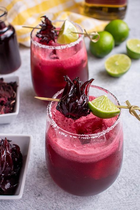 Hibiscus margaritas are a delicious and refreshing twist on the classic Mexican cocktail. They're easy to prepare, feature a gorgeous dark pink color, and are absolutely perfect for a hot summer's day. Rose Margarita Recipe, Hibiscus Margarita, Mexican Cocktail, Hibiscus Cocktail, Hibiscus Drink, Prickly Pear Margarita, Mezcal Margarita, Birthday Recipes, Hibiscus Syrup