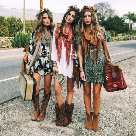 Fringe details are perfect for that bohemian style look! Boho Sophisticated Fashion, Modern Bohemian Style Clothing, Hippie Elegante Boho Style, Modern Hippie Fashion, Stile Hippie Chic, Modern Boho Fashion, Bohemian Hippie Style, Bohemian Chic Style, Looks Hippie