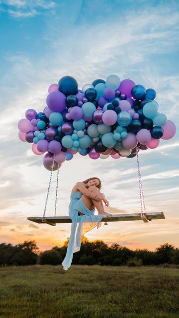 Balloon Senior Pictures, Senior Picture With Balloons, Epic Senior Pictures, Senior Picture Ideas Swing, Swing Senior Pictures, Senior Pictures With Balloons, Senior Pictures Balloons, Swing Photography, 2023 Sign