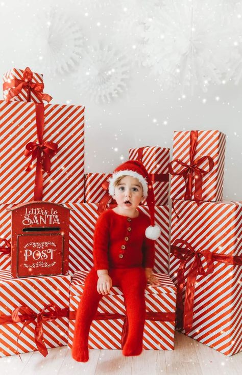 Christmas Ideas Photoshoot, Santa’s Workshop Photoshoot, Cookies With Santa Photoshoot, Photography Studio Set Up Ideas, Christmas Session Ideas, Outdoor Christmas Photoshoot Setup Diy, Christmas Present Photoshoot, Christmas Decor Ideas For Photoshoot, Christmas Mini Backdrop Ideas