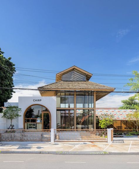 Cafe Traditional Design, Contemporary Cafe, Thai Cafe, Coffee Shop Concept, Cafe Exterior, Restaurant Exterior, Monumental Architecture, Roof Paint, Open Architecture