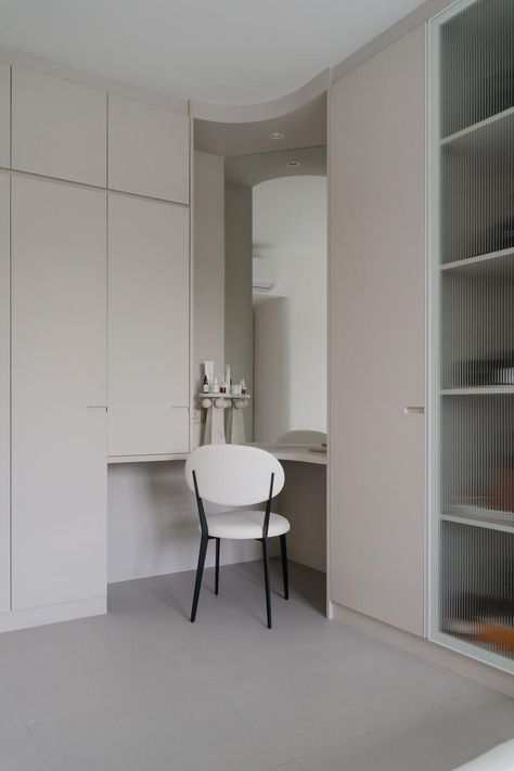 Corner Wardrobe With Dressing Table, L Shape Wardrobe With Dressing Table, L Shaped Wardrobe With Dressing Table, Small Bedroom Layout Ideas With Desk, L Shape Closet, L Shaped Closet, L Shape Wardrobe Design, L Shape Wardrobe, Corner Dresser