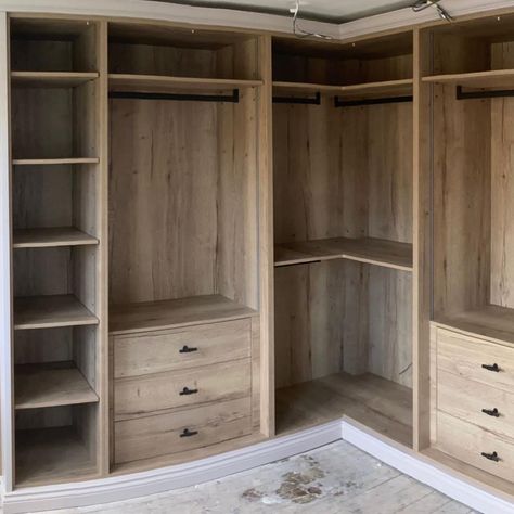 Built In Walk In Closet Ideas, Corner Closet Ideas Bedrooms, Closet Organization Ideas Corner, L Shaped Closet Organization, L Shaped Closet Designs, Corner Wardrobe Ideas, Tiny Walk In Closet Ideas, L Shaped Wardrobe, L Shaped Closet