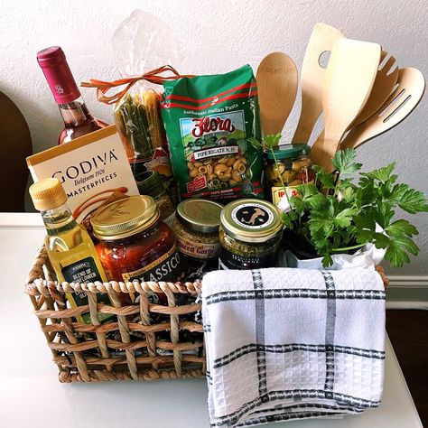 Pasta Raffle Basket Ideas, Pasta Dinner Gift Basket, Italian Christmas Basket, Taste Of Italy Gift Basket, Italian Raffle Basket Ideas, Italian Night Gift Basket, Pasta Basket Gift Ideas, Pasta Gift Basket Ideas Diy, Pasta Basket Ideas