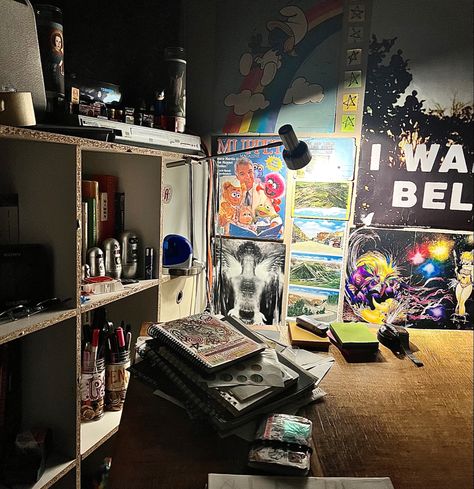 maximalist retro 80s vintage nerd core bedroom aesthetic cluttercore artist grunge Nara, Grunge Artist Aesthetic, Nerd Core Aesthetic, 80s Nerd Aesthetic, 80s Grunge Aesthetic, Nerd Room Aesthetic, Ganke Lee, Aesthetic Clutter, Adrian Aesthetic