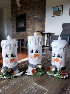 High End Christmas Crafts, Snowman Crafts Diy Dollar Stores, Wooden Snowmen Diy, Diy Snowman Crafts, Snowman Candles, Snowman Crafts Diy, January Crafts, Diy Snowman, Christmas Decorations Diy Outdoor