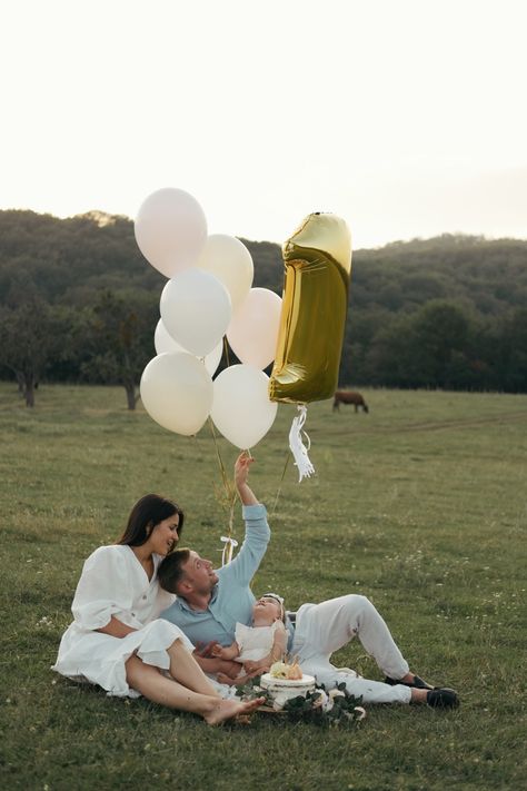 First Birthday Cake Smash Photoshoot Outdoor, Vintage 1st Birthday Photoshoot, First Bday Pics, First Year Birthday Photoshoot, 1 Year Birthday Family Photoshoot, Family Photoshoot 1st Birthday, 1year Birthday Photoshoot Ideas, 1 Year Pics, 1st Birthday Photo Shoot Outdoor