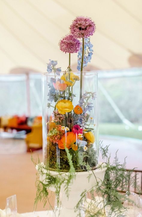 Colorful Vases Centerpiece, Fruit Centerpiece Wedding, Fake Flower Wedding, Table Floral Arrangements, Bright Wedding, Wildflower Wedding, Floral Arch, Whimsical Wedding, Deco Floral