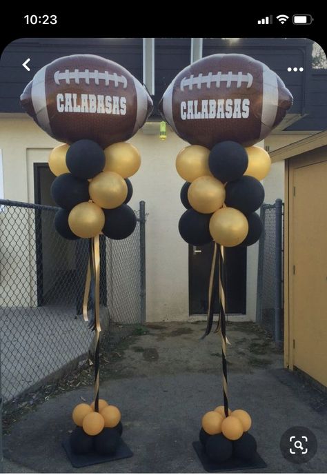 Football Banquet Decorations, Football Banquet Centerpieces, Volleyball Decorations, Football Locker Decorations, Senior Night Football, Football Centerpieces, Rugby Party, Soccer Senior Night, Soccer Banquet