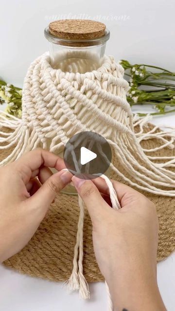 Macrame Jars Tutorial, Macrame Candle Jar, Macrame For Beginners Tutorials, Macrame Jar Cover, Macrame Jars, Jar Macrame, Macrame Tutorial Beginner, Macrame Candle Holder, Macrame Light