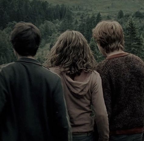 Tumblr, Aerial Wallpaper, Aesthetic Hogwarts, Background Aesthetic Wallpaper, Twitter Aesthetic, Cast Pictures, 2020 Aesthetic, Wallpaper Aesthetics, The Deathly Hallows