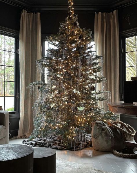 Stunning Christmas tree covered in tinsel kellyelko.com Natal, Sean Anderson, Tinsel Christmas Tree, Tinsel Tree, Real Christmas Tree, A White Christmas, Christmas Tree Inspiration, Christmas Interiors, Beautiful Christmas Trees