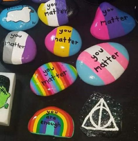 Pride Rock Painting Ideas, Rainbow Painted Rocks Ideas, Pride Art Projects, Crafts For Pride Month, Lgbtq Painted Rocks, Pride Diy Ideas, Pride Kids Craft, Pride Kids Activities, Pride Club Ideas