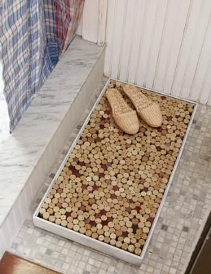 How to Make a Wine-Cork Bath Mat  ---    Upcycle your wine cork collection into this funky bath mat.  --  Cork makes a wonderful surface for freshly washed feet because it's soft and porous, and absorbs water without developing mold or mildew. MAYBE USE AS BOOT TRAY BY FRONT DOOR AT CFB. Wine Cork Crafts, Diy Bath Mat, Cork Creations, Recycled Wine Corks, Wine Cork Projects, Recycle Crafts, Cork Projects, Cork Diy, Cork Art