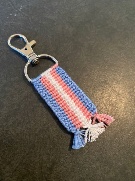 Trans Pride Accessories, Trans Friendship Bracelet, Crochet Trans Flag, Pride Keychain Diy, Crochet Binder Trans, Lgbtq Diy Crafts, Trans Crochet Ideas, Trans Accessories, Pride Accessories Diy