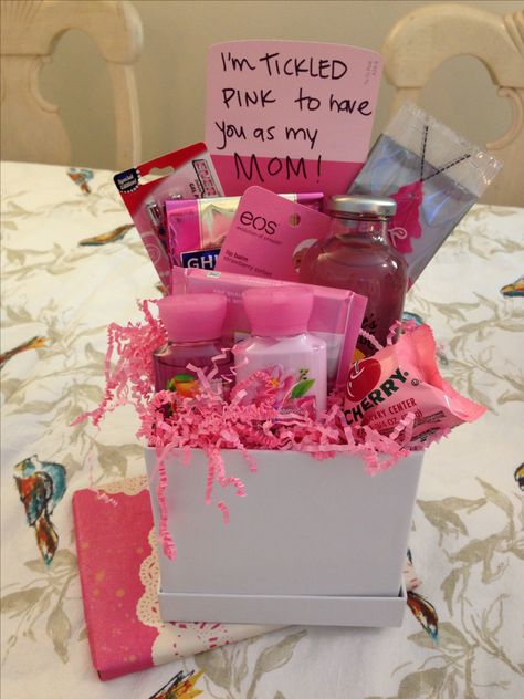 Tickled pink gift basket / Mother's Day gift Gift Basket Ideas For Mom, Tickled Pink Gift, Diy Mother's Day Gift Basket, Pink Gift Basket, Diy Gift Basket, Christmas Gift Baskets Diy, Anniversaire Diy, Mother's Day Gift Baskets, Pink Gift Box