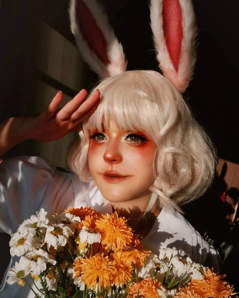 White Rabbit Inspired Makeup, The White Rabbit Makeup, White Bunny Makeup, Rabbit Makeup Halloween, Bunny Makeup Halloween, White Wig Costume, Bunny Makeup Look, White Rabbit Cosplay, White Rabbit Makeup