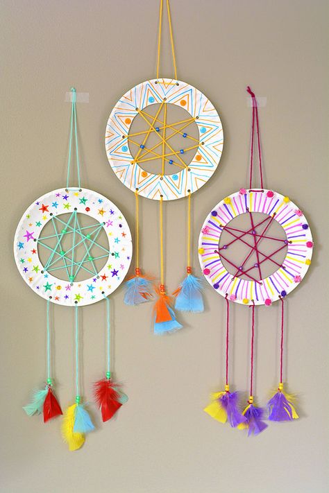 Learn how to make a dreamcatcher using paper plates and keep bad dreams away! These DIY dreamcatchers are so pretty and they're so easy to make. This is such a great kids craft and a perfect activity for summer camp, sleepovers, birthday parties or any time! Diy Kids Summer Activities, Summer Camp Art And Craft For Kids, Kid Summer Camp Activities, Crafts Summer Kids, Spring Crafts Elementary School, Summer School Activities For Kids, Activities For Ages 6-10, Blast From The Past Crafts, Activities For Summer Camp For Kids