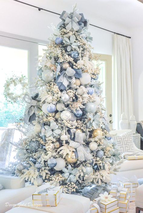 Blue Christmas Tree Decorations, White Christmas Tree Ideas, Christmas Tree Inspo, Sparkling Snow, Flocked Christmas Trees Decorated, Blue Christmas Decor, Christmas Tree Decorating Themes, Elegant Christmas Trees, Creative Christmas Trees